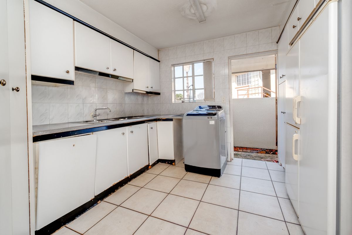 4 BEDROOM LIVE-WORK PROPERTY WITH COTTAGES, OFFICES, SOLAR & POOL - Photo 3