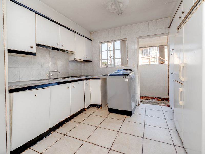 4 BEDROOM LIVE-WORK PROPERTY WITH COTTAGES, OFFICES, SOLAR & POOL - Photo 3