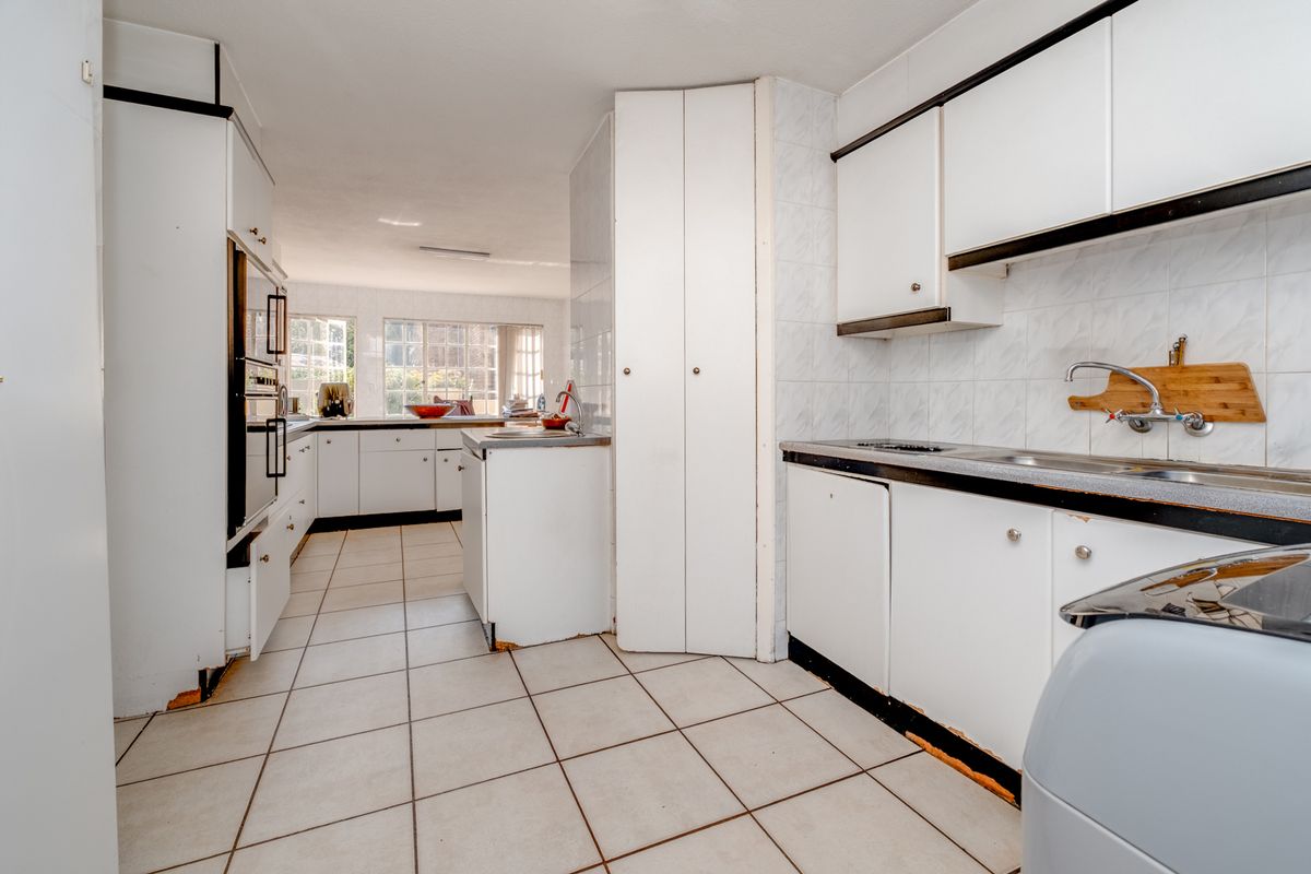 4 BEDROOM LIVE-WORK PROPERTY WITH COTTAGES, OFFICES, SOLAR & POOL - Photo 4