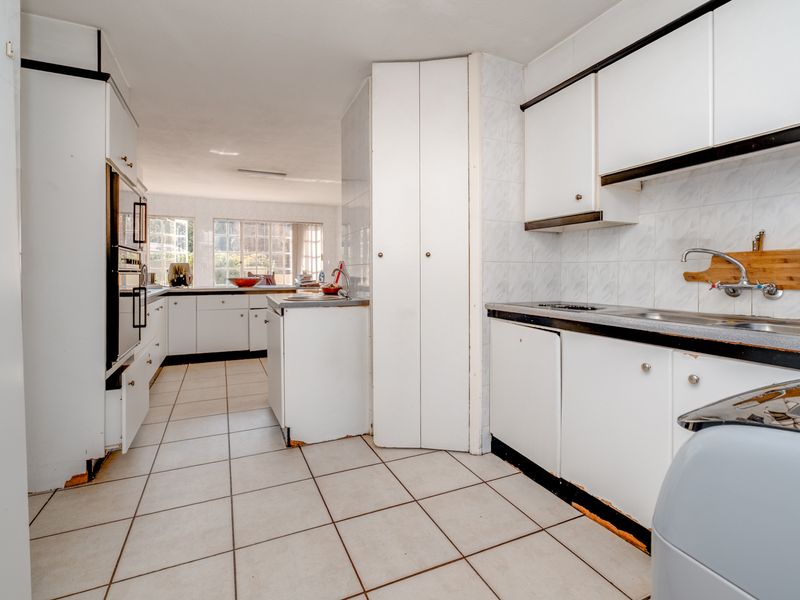 4 BEDROOM LIVE-WORK PROPERTY WITH COTTAGES, OFFICES, SOLAR & POOL - Photo 4