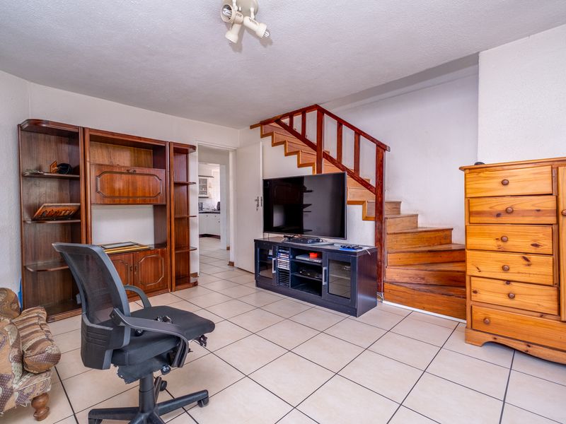 4 BEDROOM LIVE-WORK PROPERTY WITH COTTAGES, OFFICES, SOLAR & POOL - Photo 9