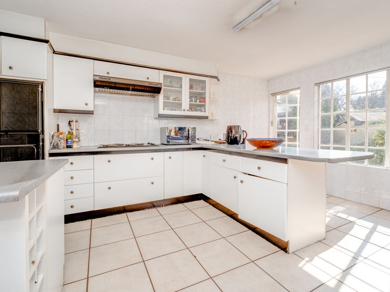 4 BEDROOM LIVE-WORK PROPERTY WITH COTTAGES, OFFICES, SOLAR & POOL - Photo 6