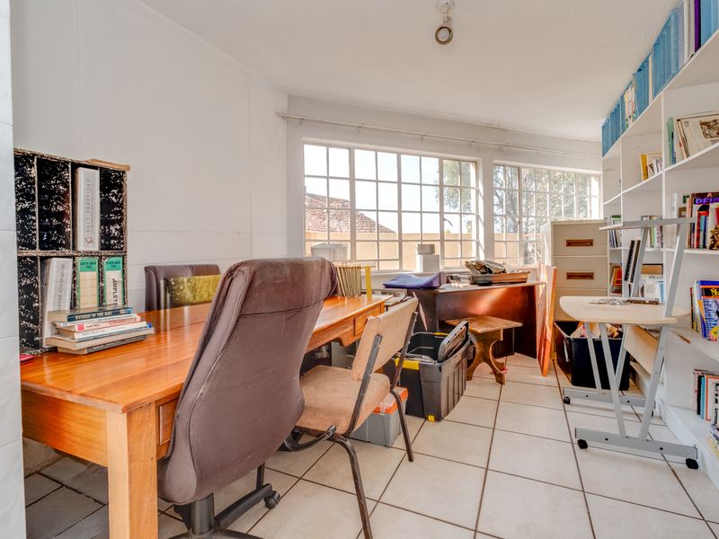 4 BEDROOM LIVE-WORK PROPERTY WITH COTTAGES, OFFICES, SOLAR & POOL - Photo 7