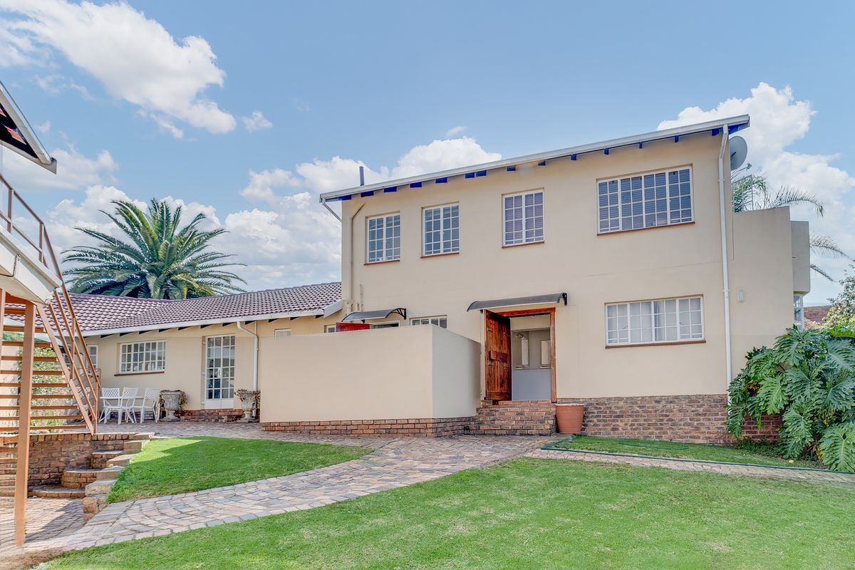 4 BEDROOM LIVE-WORK PROPERTY WITH COTTAGES, OFFICES, SOLAR & POOL - Photo 2