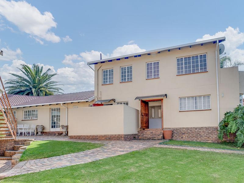 4 BEDROOM LIVE-WORK PROPERTY WITH COTTAGES, OFFICES, SOLAR & POOL - Photo 2