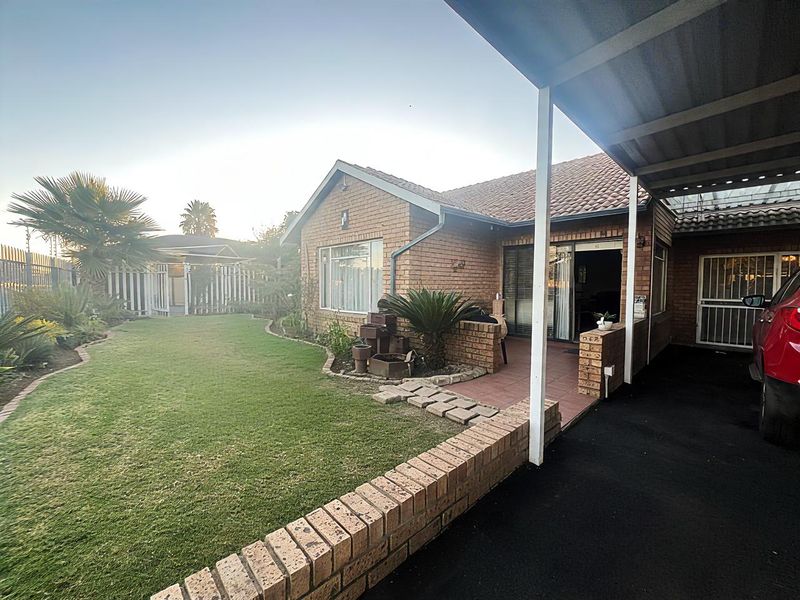 Beautiful Family Home with Flatlet!! - Photo 1