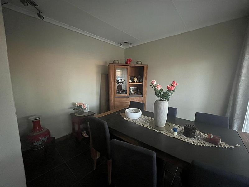 Beautiful Family Home with Flatlet!! - Photo 9