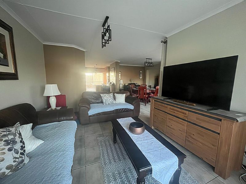 Beautiful Family Home with Flatlet!! - Photo 8