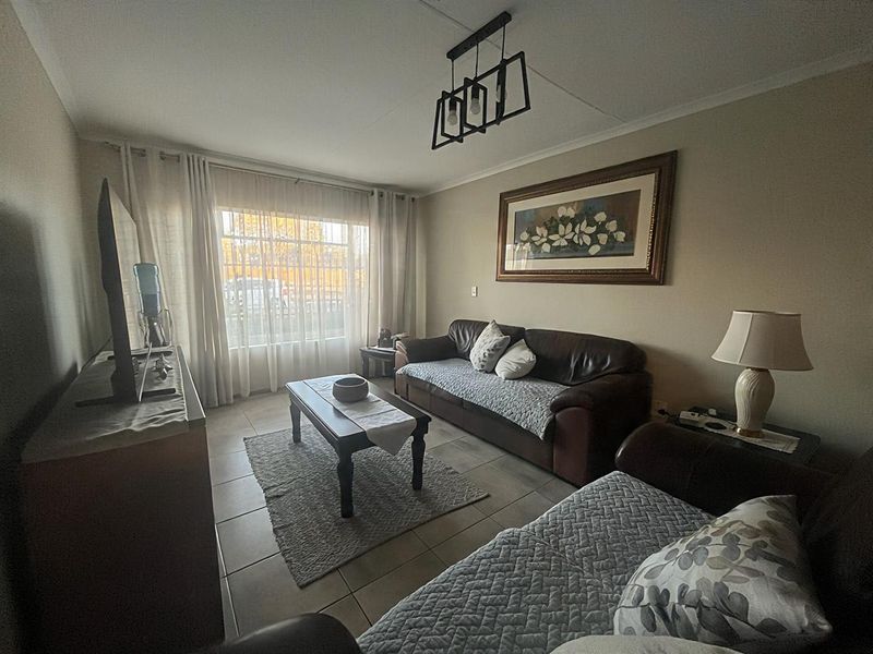 Beautiful Family Home with Flatlet!! - Photo 7
