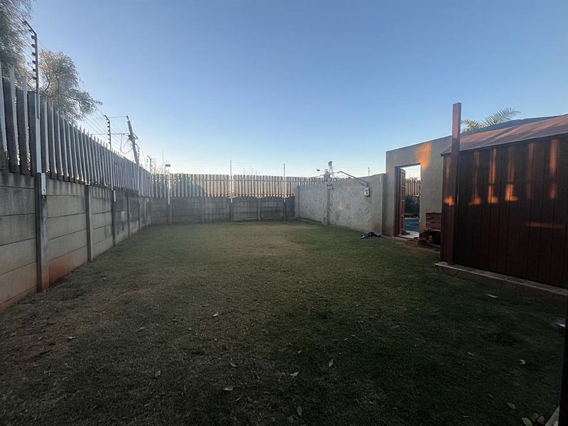 Beautiful Family Home with Flatlet!! - Photo 6