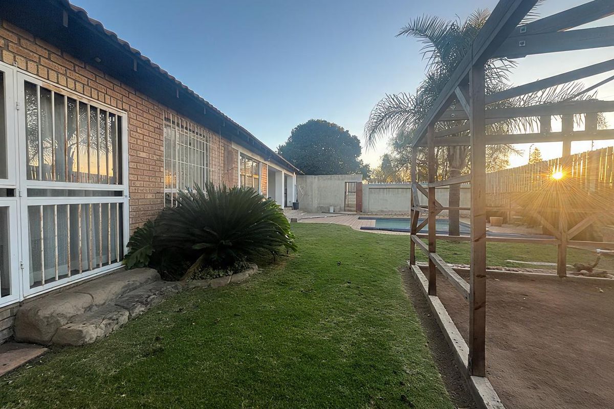 Beautiful Family Home with Flatlet!! - Photo 3