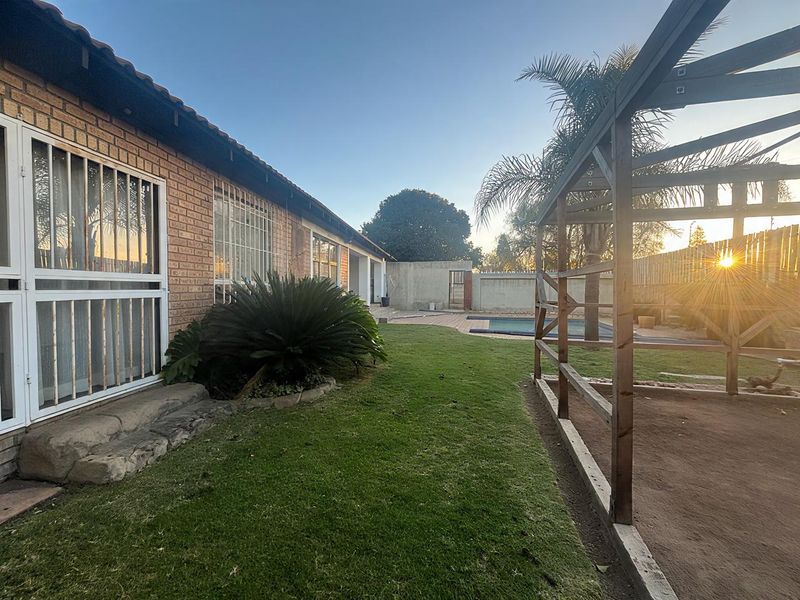 Beautiful Family Home with Flatlet!! - Photo 3