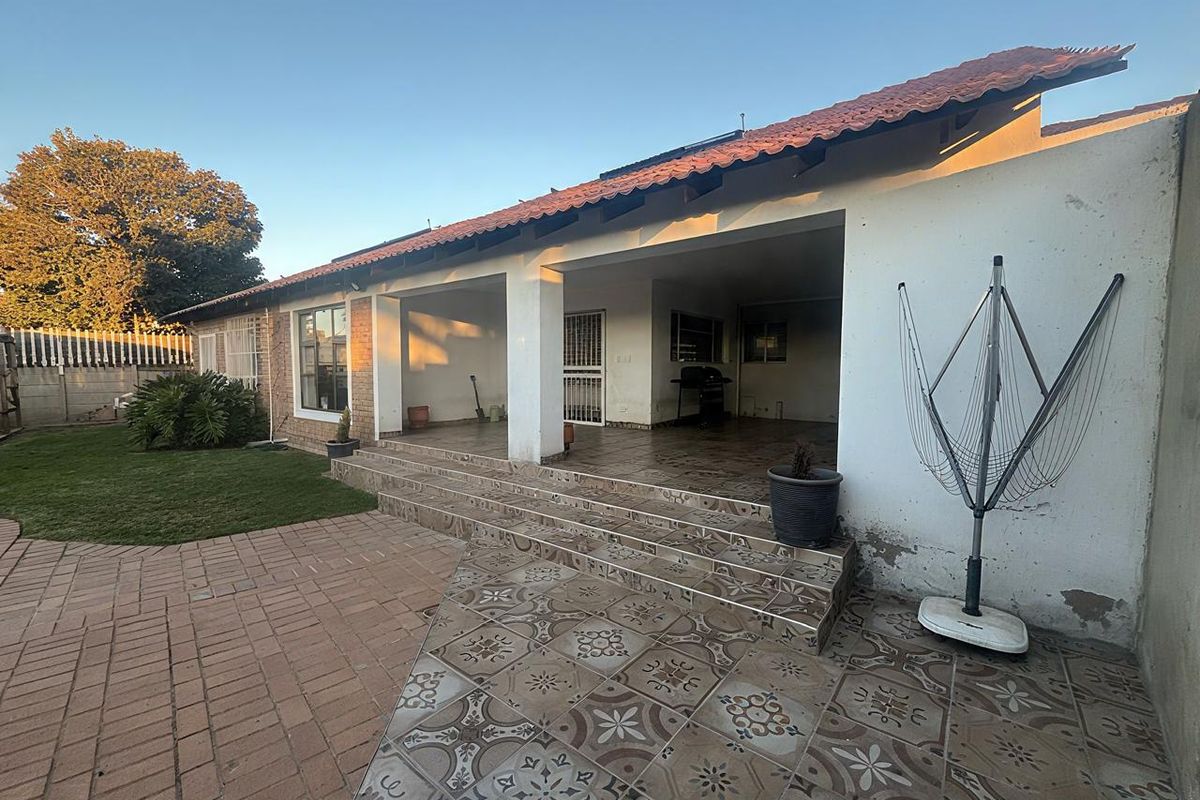 Beautiful Family Home with Flatlet!! - Photo 4