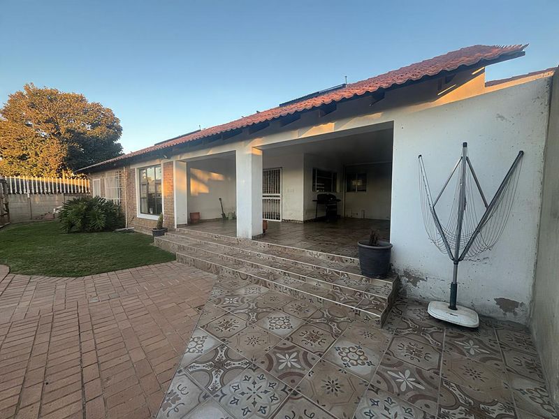 Beautiful Family Home with Flatlet!! - Photo 4