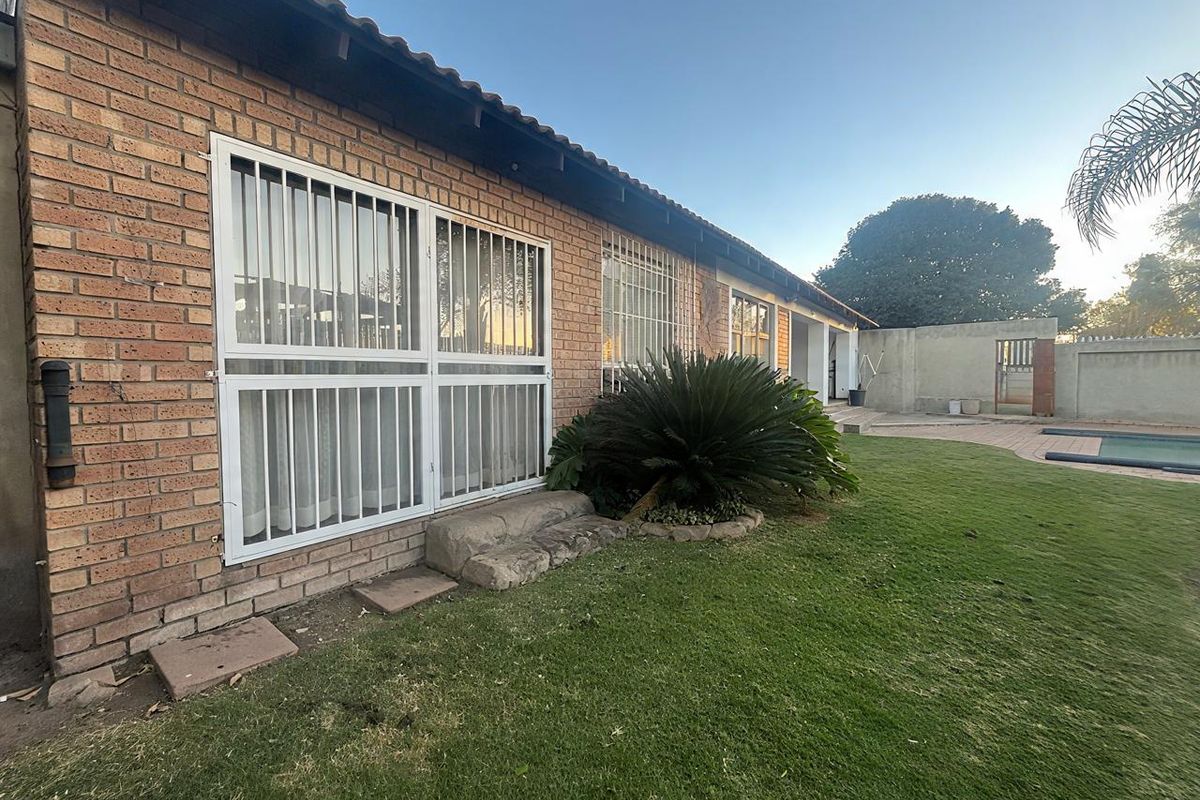Beautiful Family Home with Flatlet!! - Photo 2