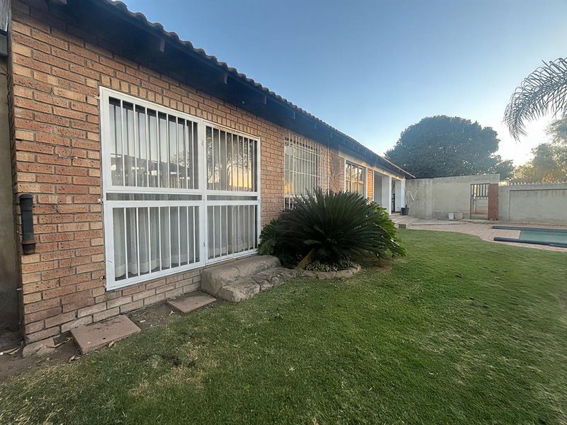 Beautiful Family Home with Flatlet!! - Photo 2
