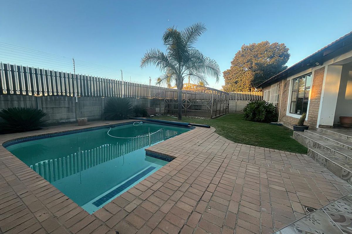 Beautiful Family Home with Flatlet!! - Photo 5