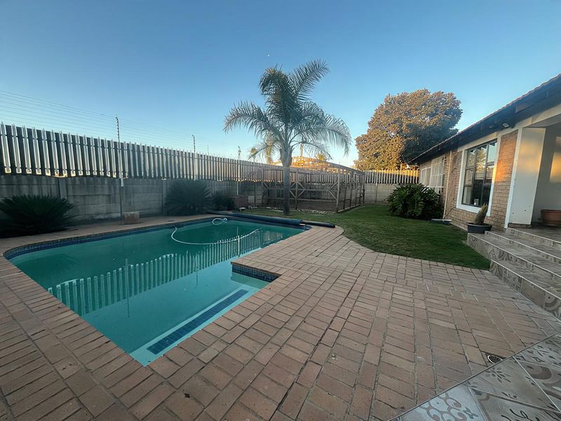 Beautiful Family Home with Flatlet!! - Photo 5