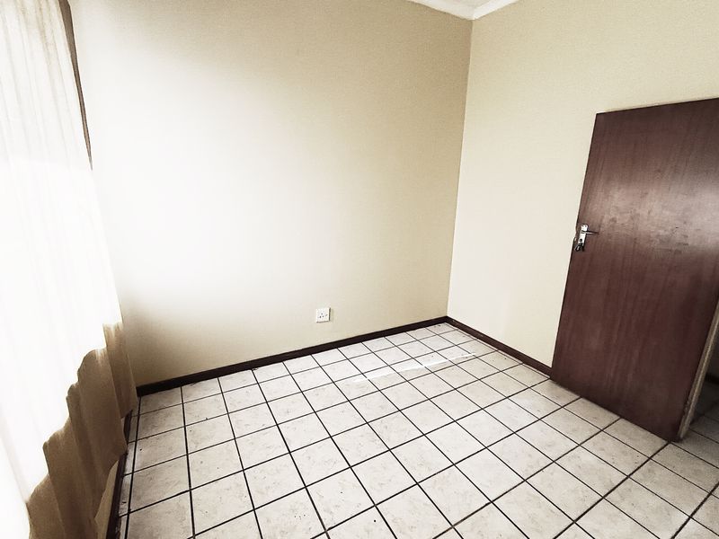 SIDWELL ROOM IN APARTMENT FOR RENT - Photo 1