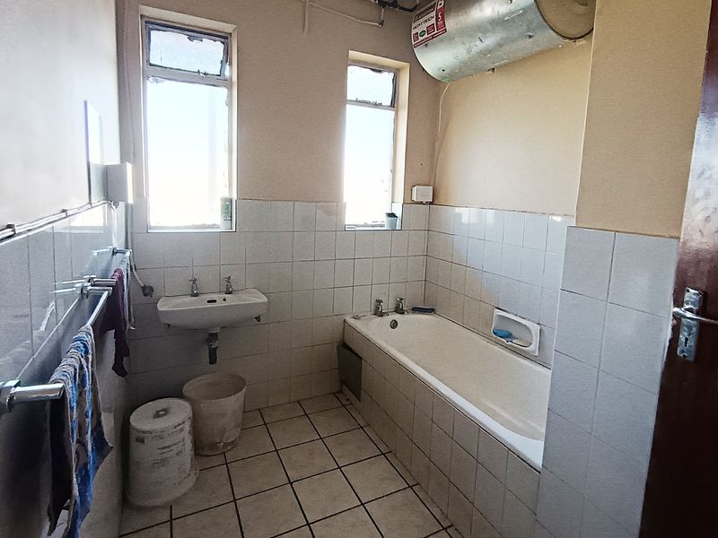 SIDWELL ROOM IN APARTMENT FOR RENT - Photo 5