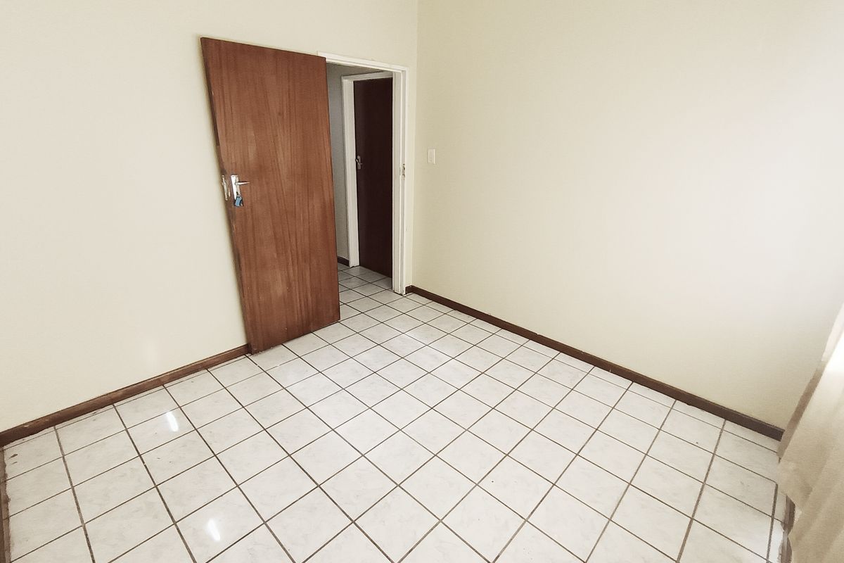 SIDWELL ROOM IN APARTMENT FOR RENT - Photo 2