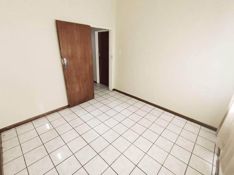 SIDWELL ROOM IN APARTMENT FOR RENT - Photo 2