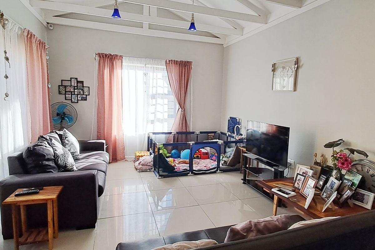 FAIRVIEW 3 BED 2 BATH TOWNHOUSE WITH SINGLE GARAGE FOR RENT - Photo 3
