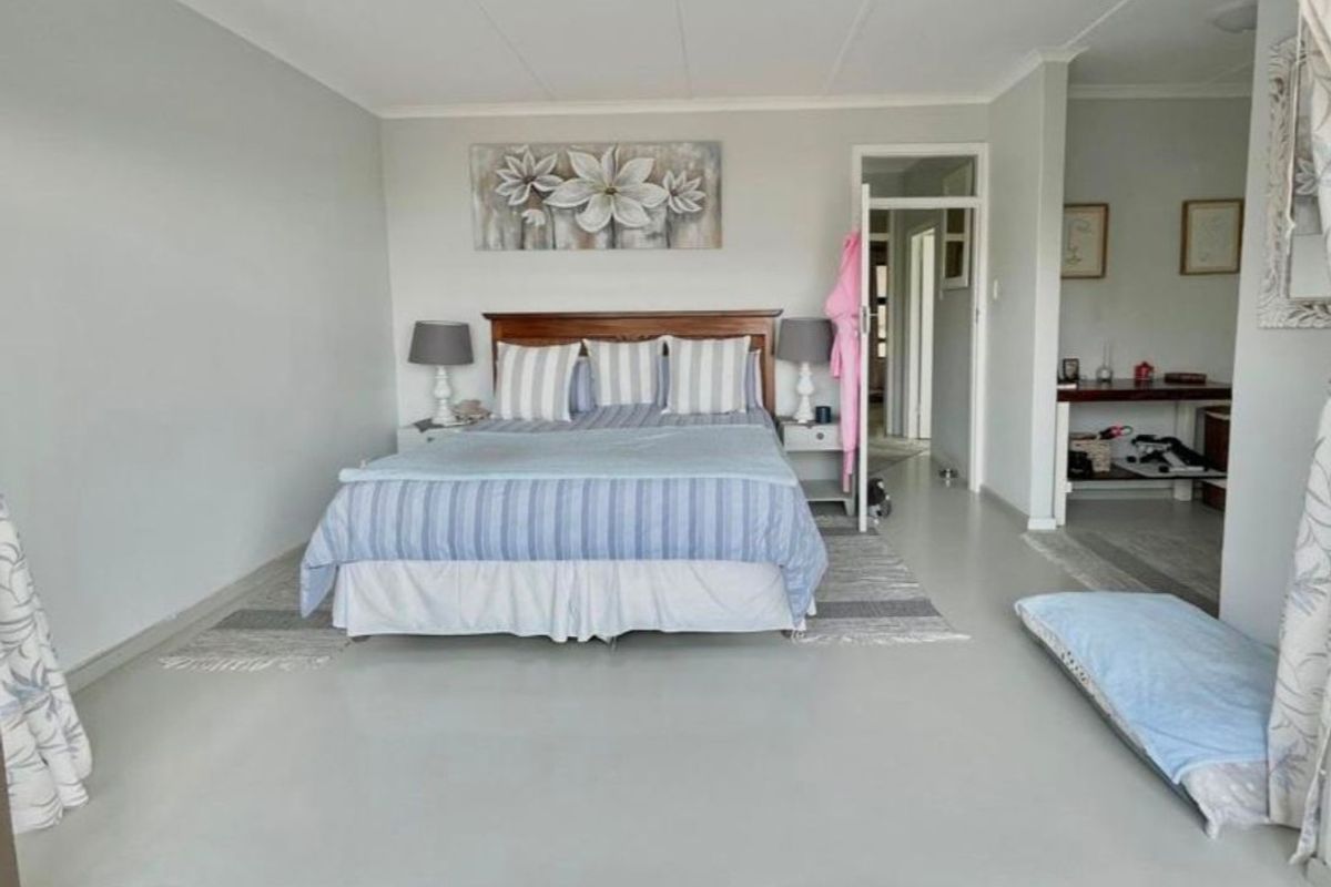 Spacious bedroom featuring neutral wall finishes and smooth flooring, providing a clean and functional living space.