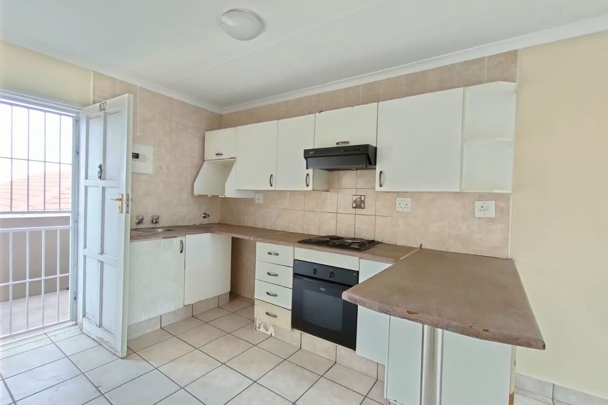 Ideal Family Home in a Secure Complex with Pool... - Photo 3