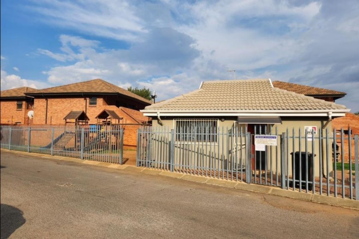 Ideal Family Home in a Secure Complex with Pool... - Photo 2