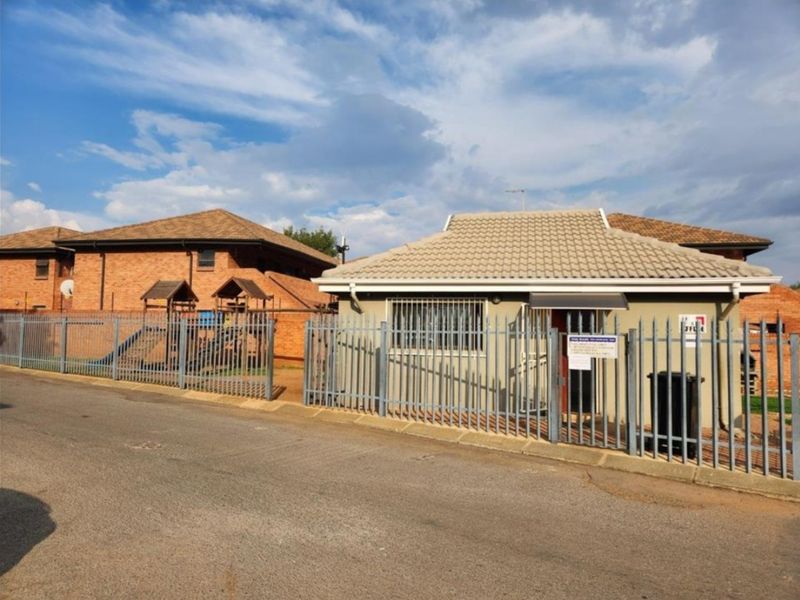Ideal Family Home in a Secure Complex with Pool... - Photo 2