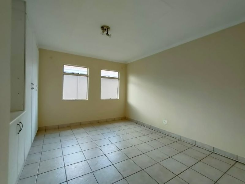 Ideal Family Home in a Secure Complex with Pool... - Photo 10
