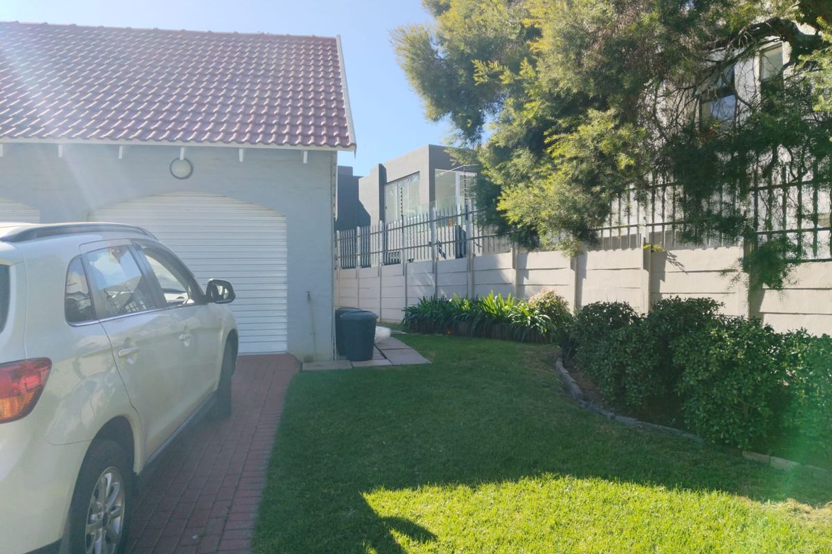 Elegant Double-Storey Family Home with Pool in Secure Enclosed Sandown - Photo 3