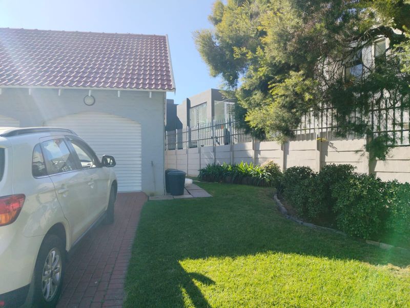 Elegant Double-Storey Family Home with Pool in Secure Enclosed Sandown - Photo 3