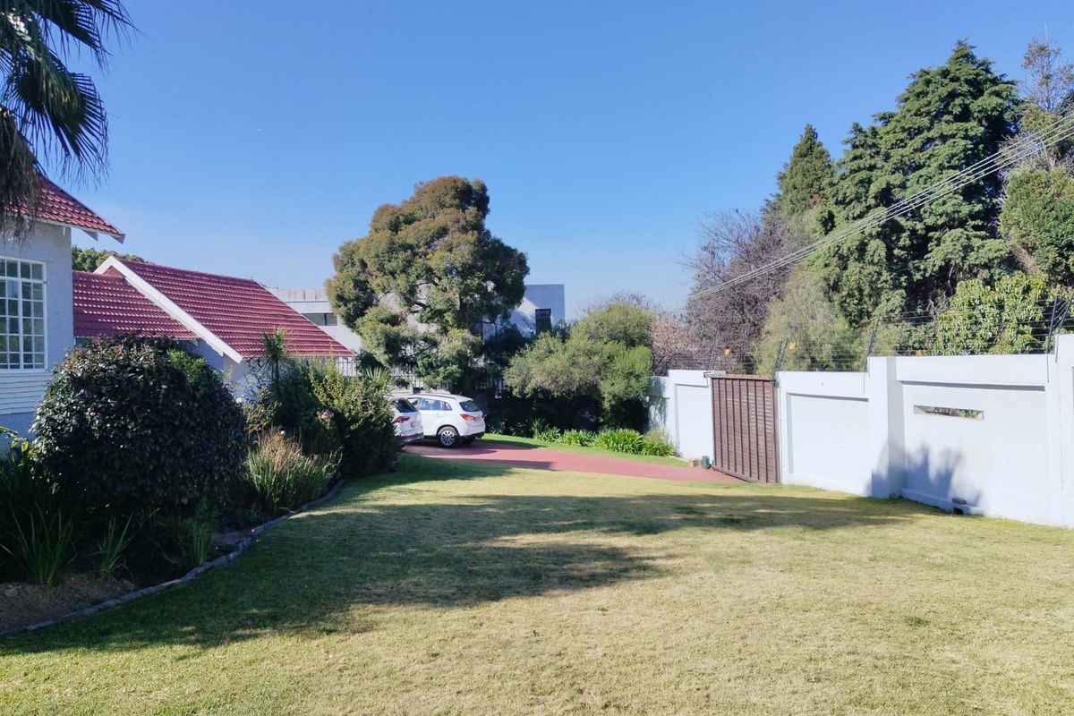 Elegant Double-Storey Family Home with Pool in Secure Enclosed Sandown - Photo 2