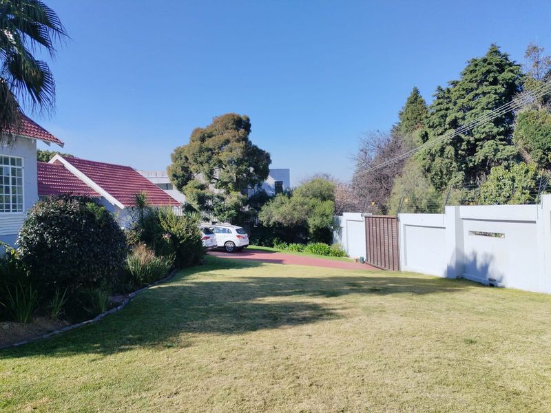 Elegant Double-Storey Family Home with Pool in Secure Enclosed Sandown - Photo 2