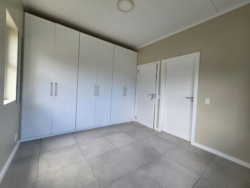 Modern 3-Bedroom Apartment in Sought-After Manor Estate - Photo 5