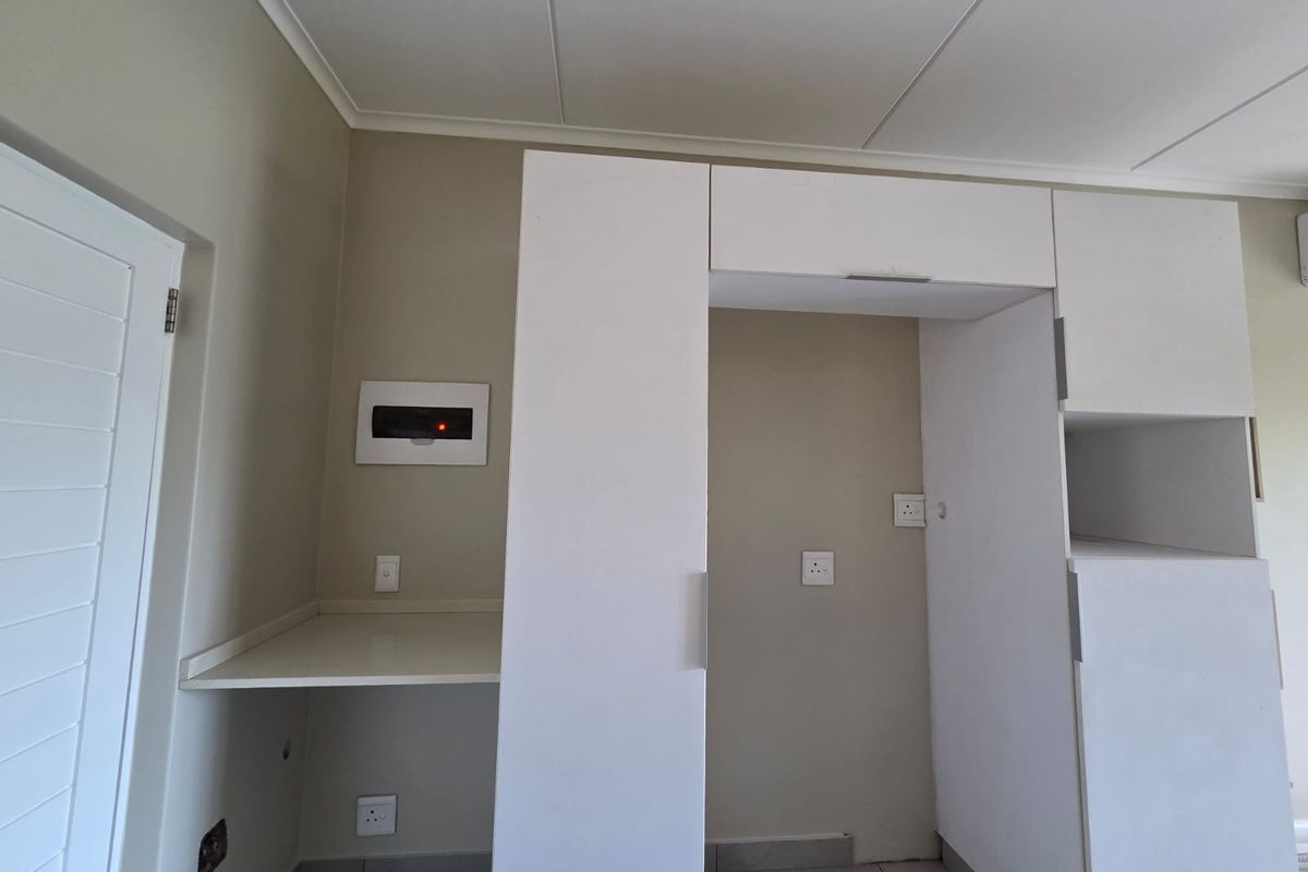 Modern 3-Bedroom Apartment in Sought-After Manor Estate - Photo 3
