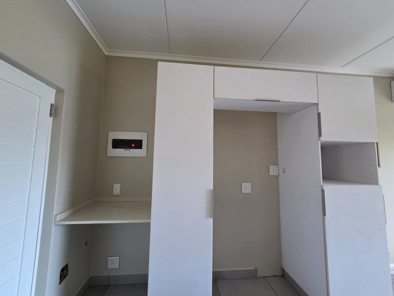Modern 3-Bedroom Apartment in Sought-After Manor Estate - Photo 3