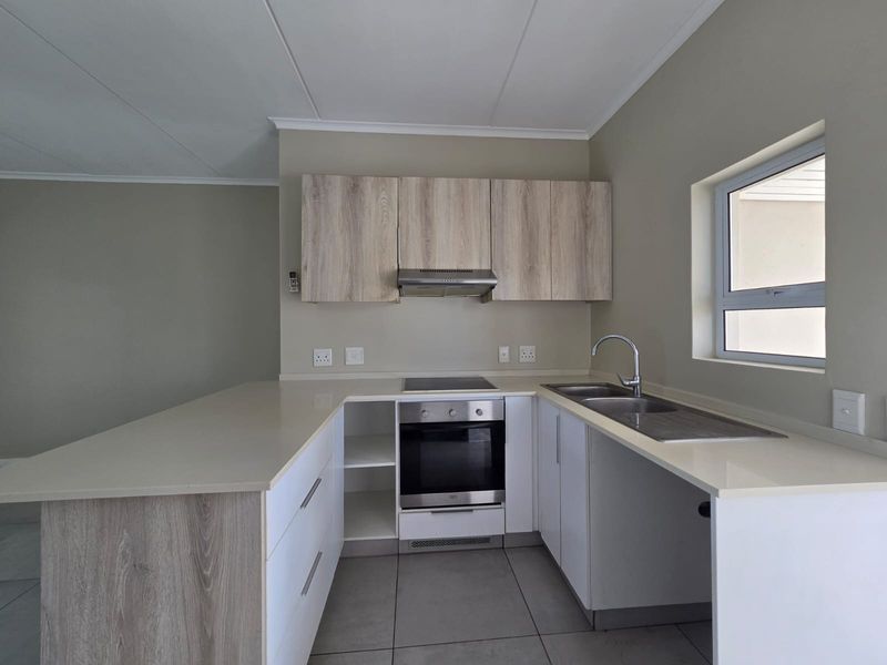 Modern 3-Bedroom Apartment in Sought-After Manor Estate - Photo 2