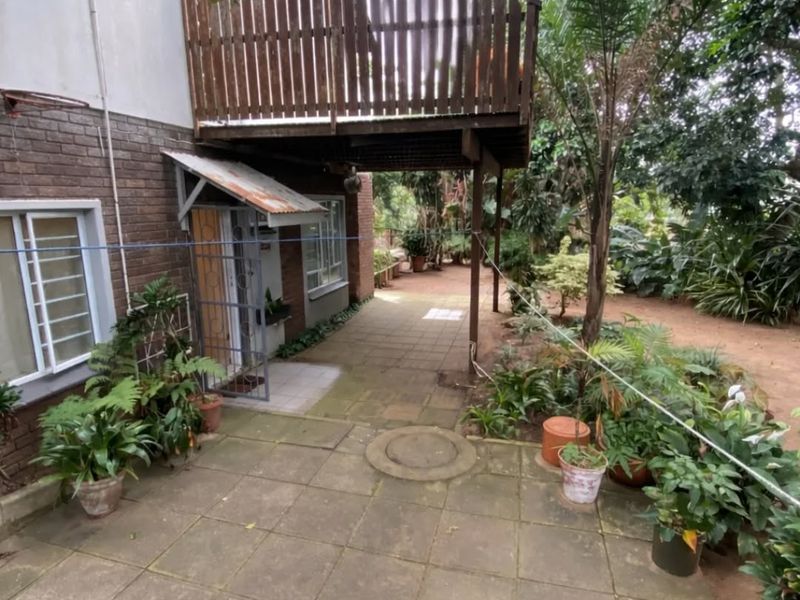 Unlock the Potential – Prime Freestanding Renovation Opportunity on a Large 1,598m2 Stand - Photo 2