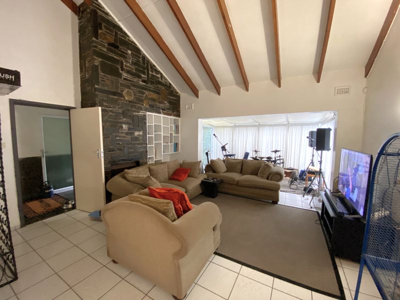 Unlock the Potential – Prime Freestanding Renovation Opportunity on a Large 1,598m2 Stand - Photo 9