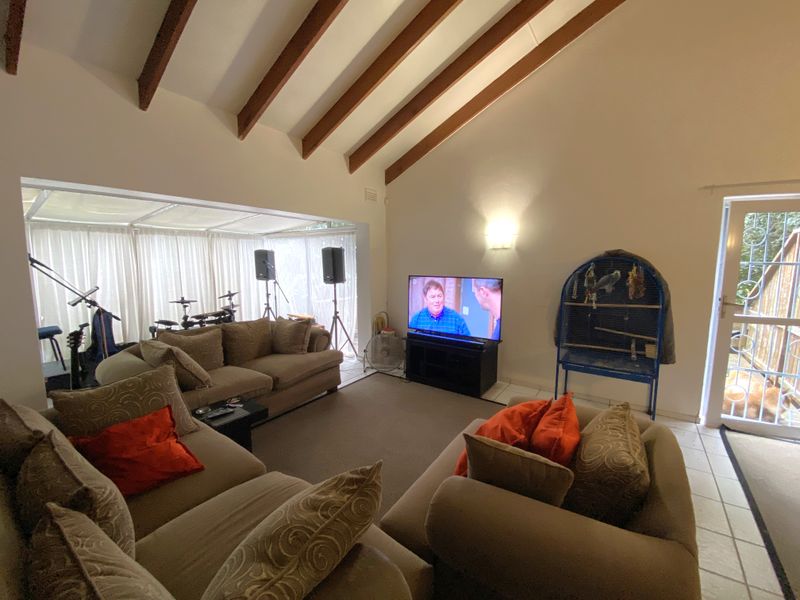 Unlock the Potential – Prime Freestanding Renovation Opportunity on a Large 1,598m2 Stand - Photo 10