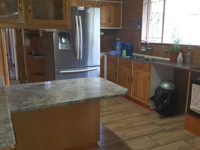 Spacious 4-Bedroom Family Home in Vanderbijlpark - Photo 8