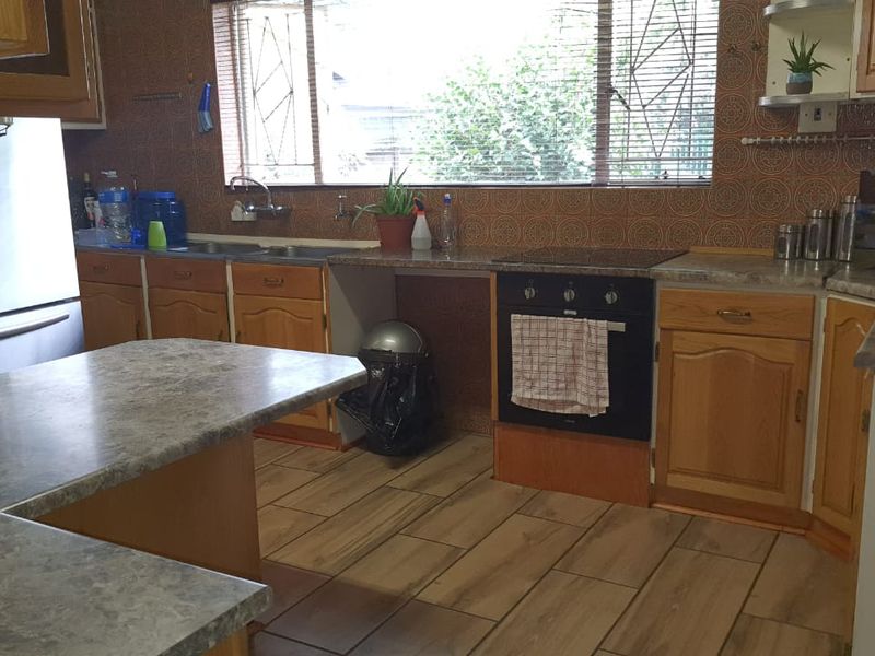 Spacious 4-Bedroom Family Home in Vanderbijlpark - Photo 7