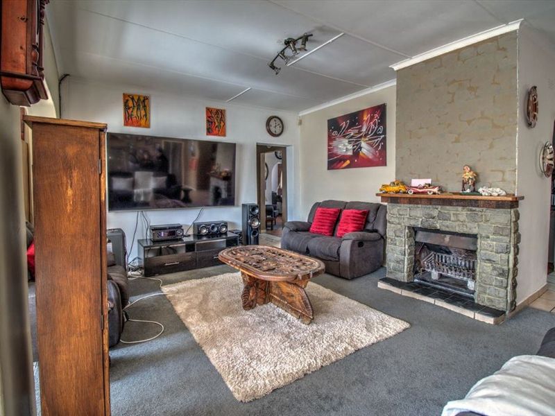 3-In-1 Property Deal: Main House & Two Income-Generating Flats - Photo 9