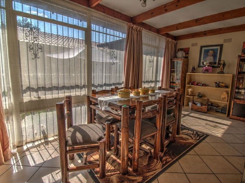 3-In-1 Property Deal: Main House & Two Income-Generating Flats - Photo 8
