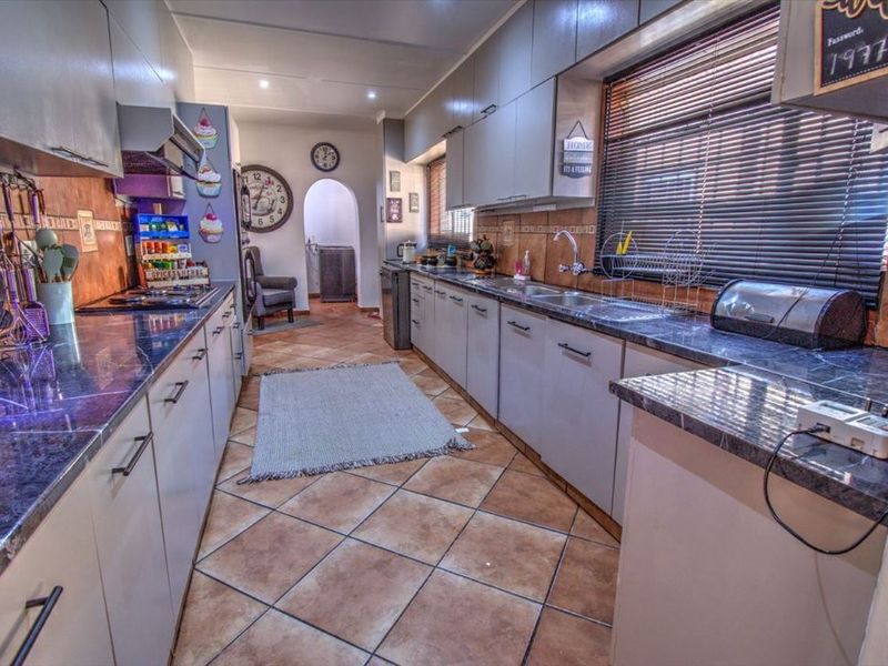 3-In-1 Property Deal: Main House & Two Income-Generating Flats - Photo 7
