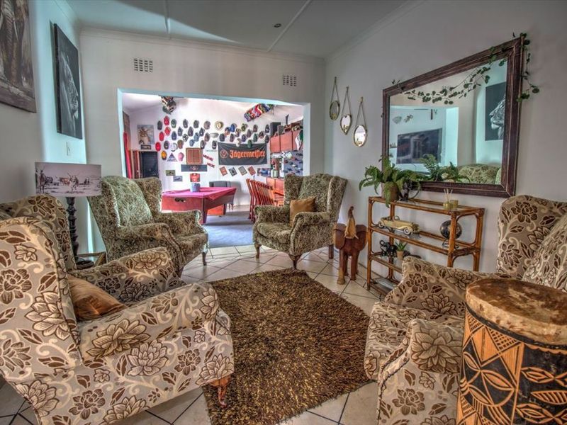 3-In-1 Property Deal: Main House & Two Income-Generating Flats - Photo 4