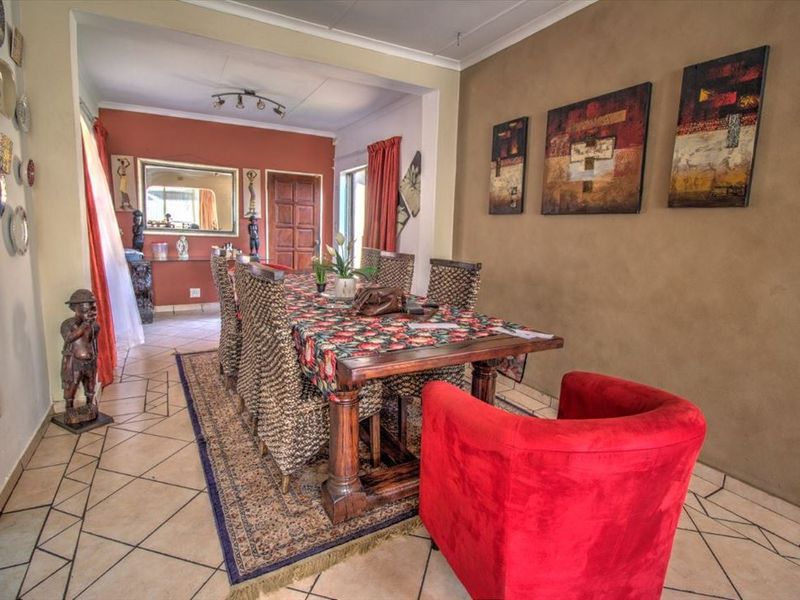 3-In-1 Property Deal: Main House & Two Income-Generating Flats - Photo 6